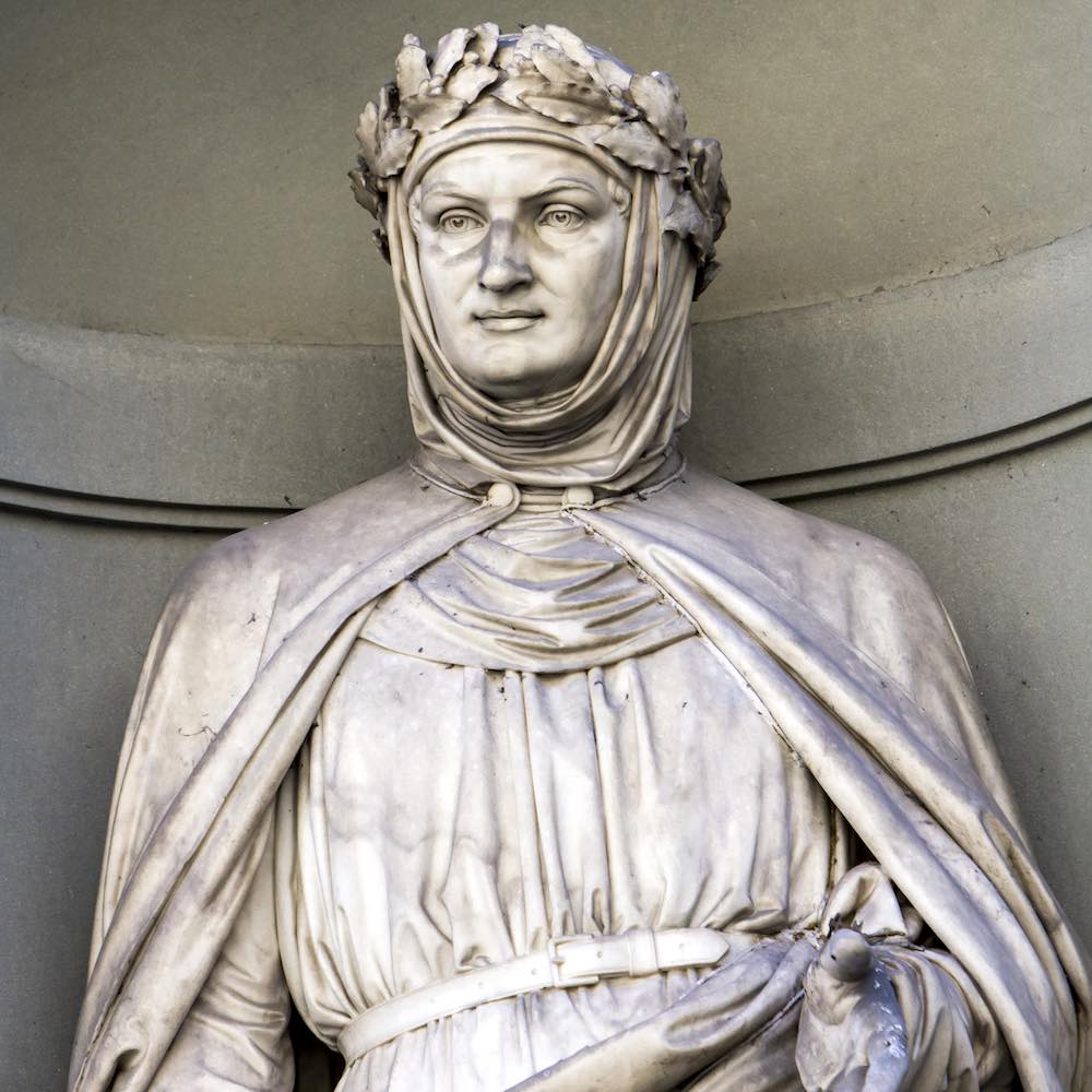 Statua di Giovanni Boccaccio fuori dagli Uffizi a Firenze