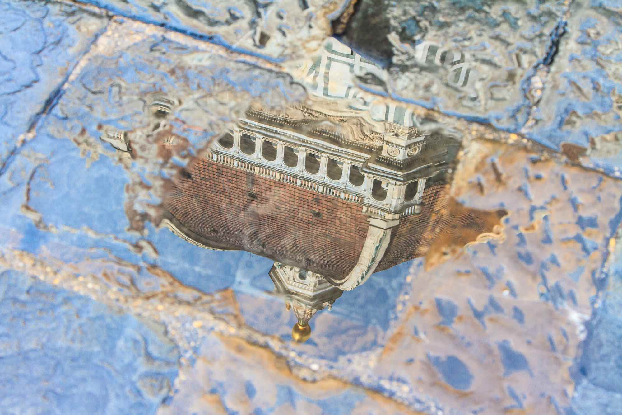 Riflesso della Cupola del Duomo di Firenze in una pozza d'acqua