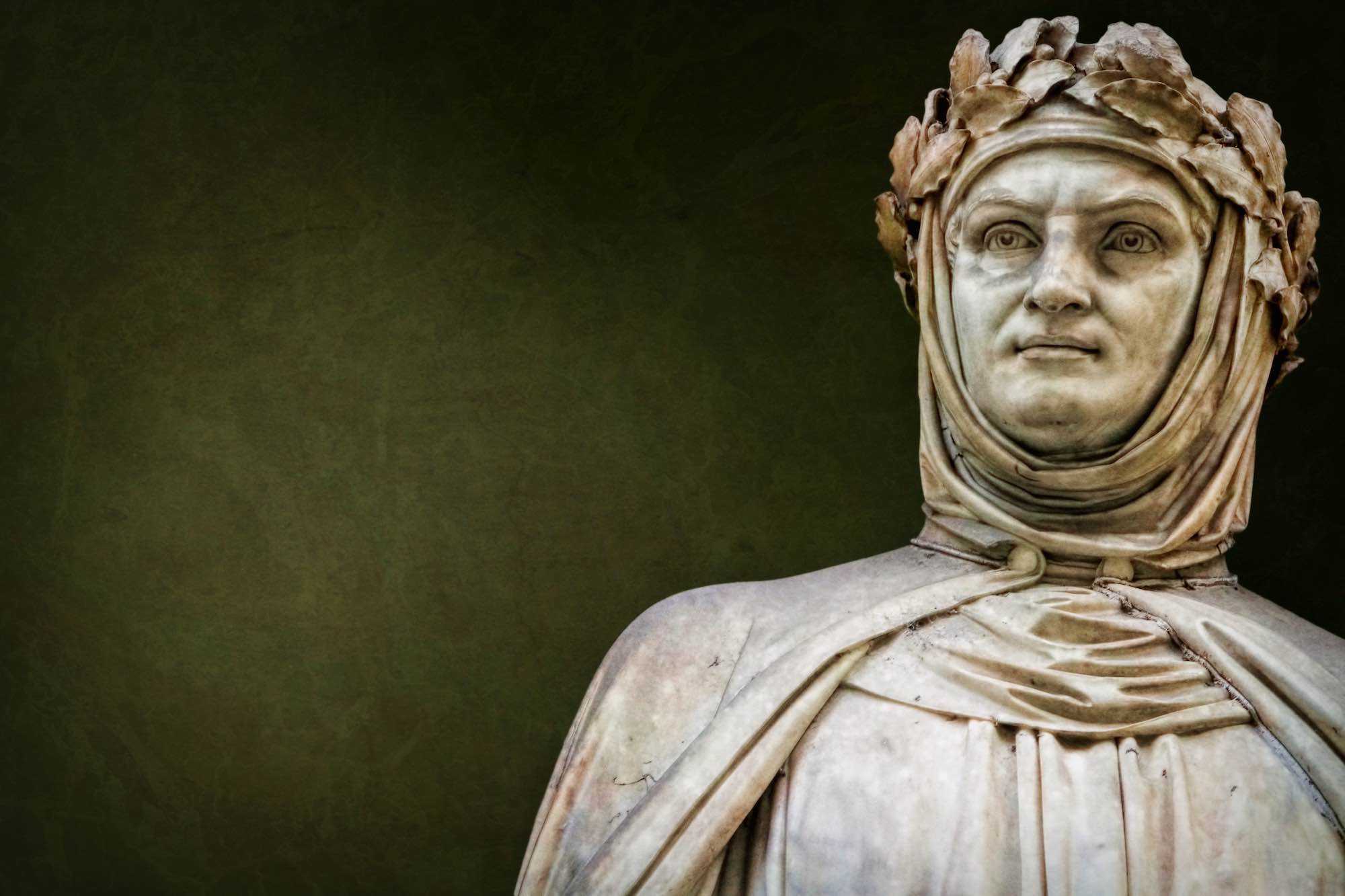 Statua di Giovanni Boccaccio su sfondo verde