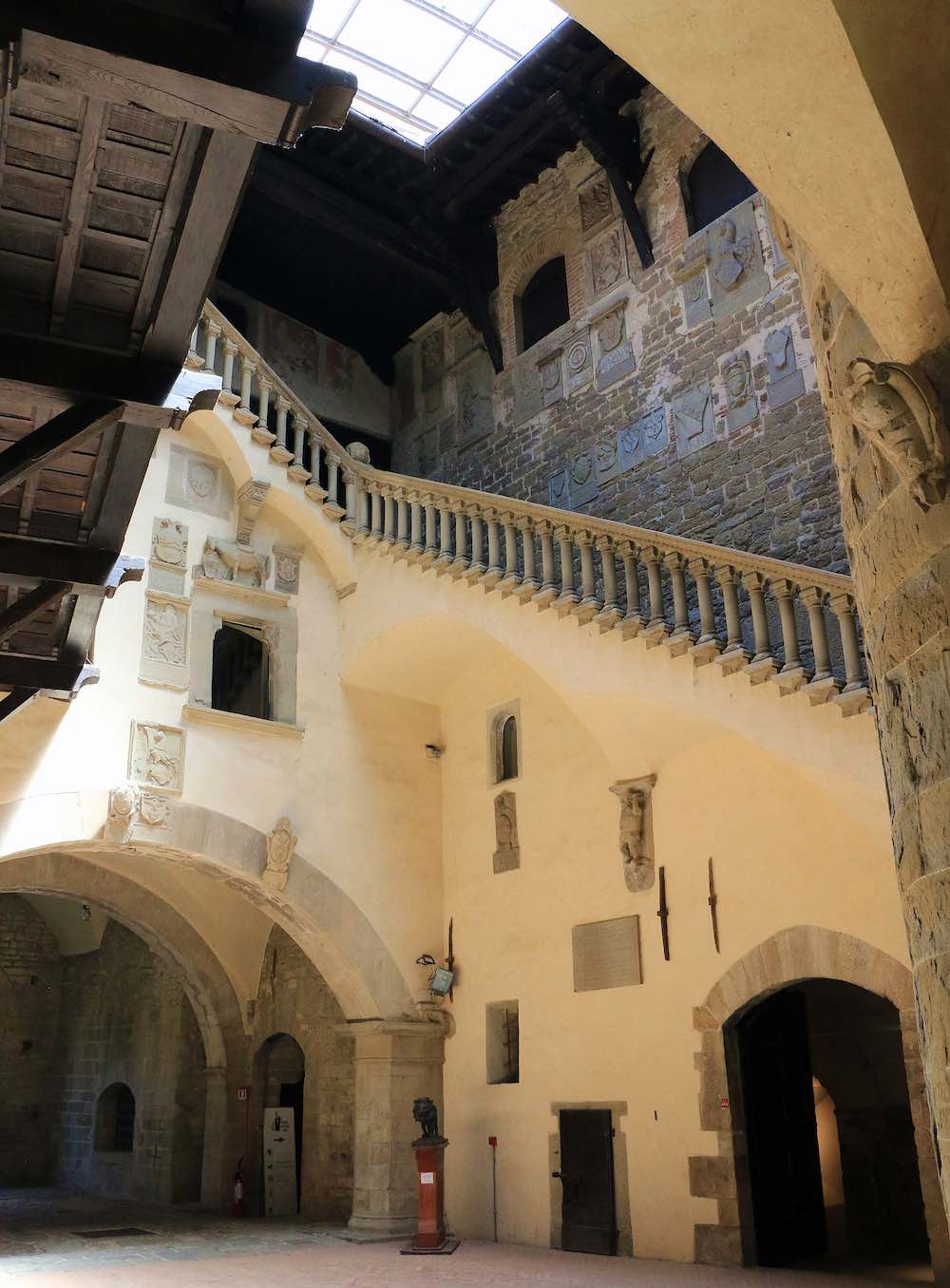 La corte interna del Castello dei conti Guidi a Poppi in Casentino, Toscana