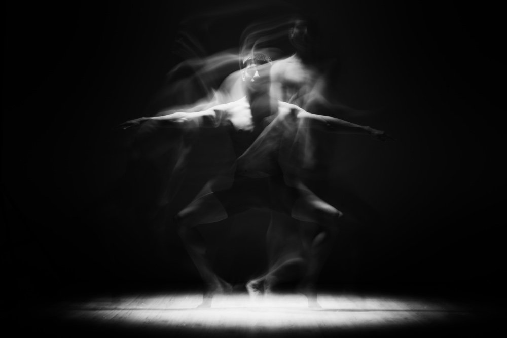 Ballerino contemporaneo in movimento, foto in bianco e nero