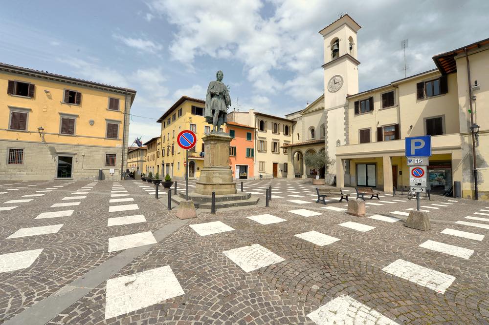 Piazza Giotto, la piazza principale del borgo di Vicchio di Mugello, paese natale del pittore