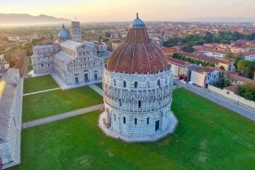 Piazza dei Miracoli e panorama su Pisa dall'alto ripresa con drone