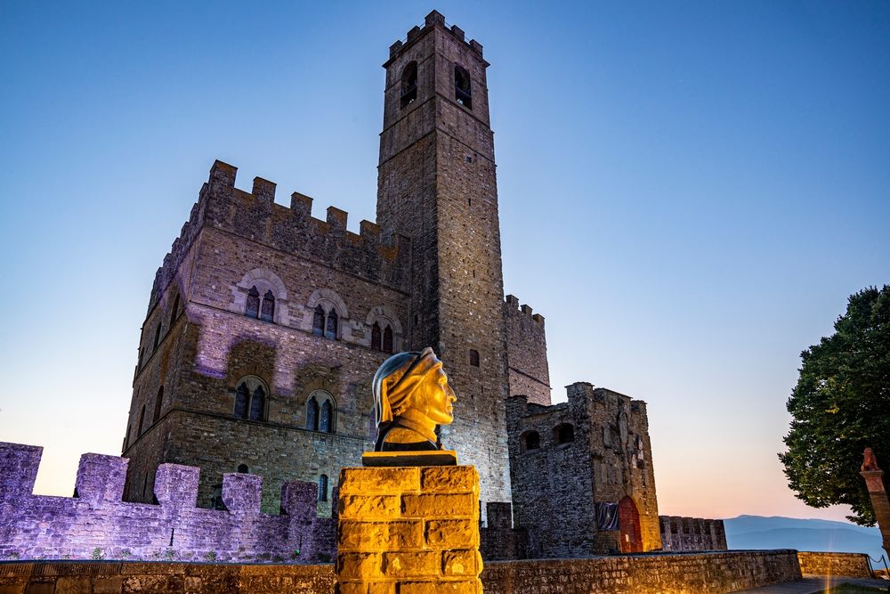 Il castello dei conti Guidi a Poppi e la statua di Dante al tramonto