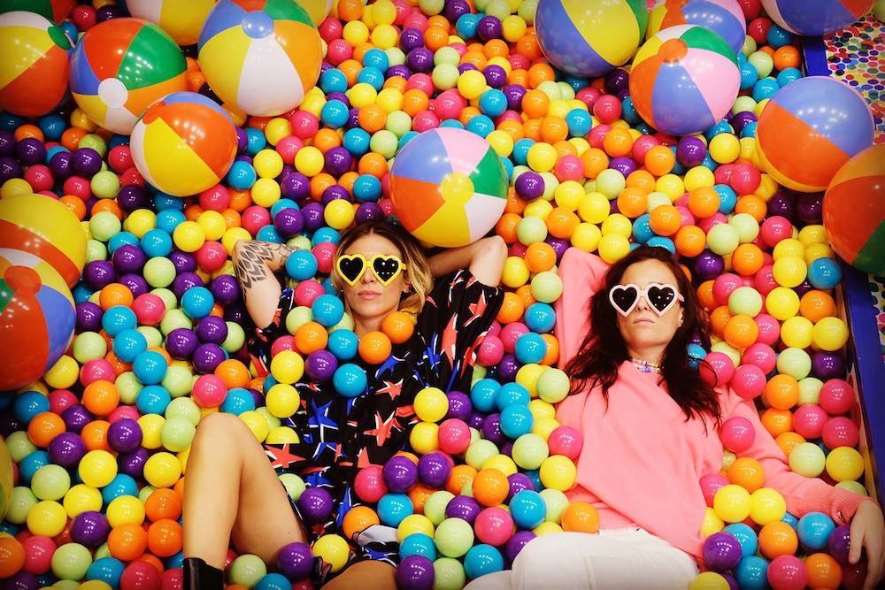 Selfie Museum di Firenze, due donne tra palline colorate con occhiali a cuore