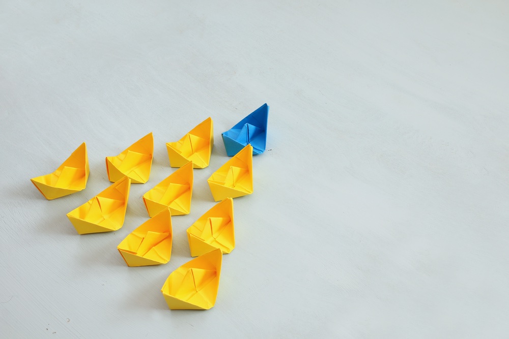 Concetto di leadership con origami a forma di barche di carta