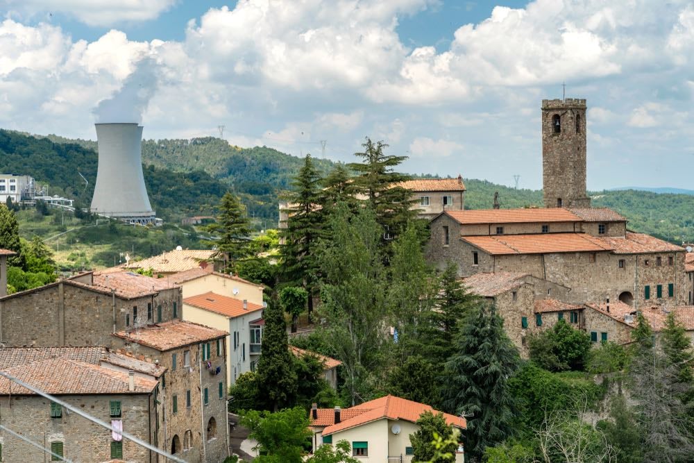 Vista panoramica su Castelnuovo Val di Cecina e sulla centrale geotermica, Toscana