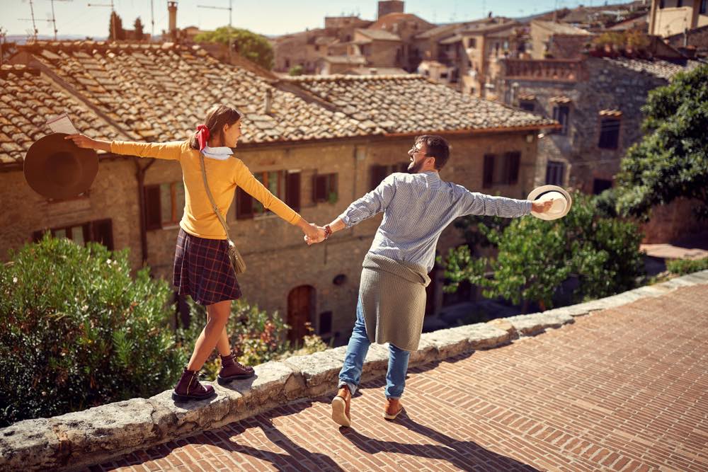 Giovane coppia di turisti felici in visita in Toscana