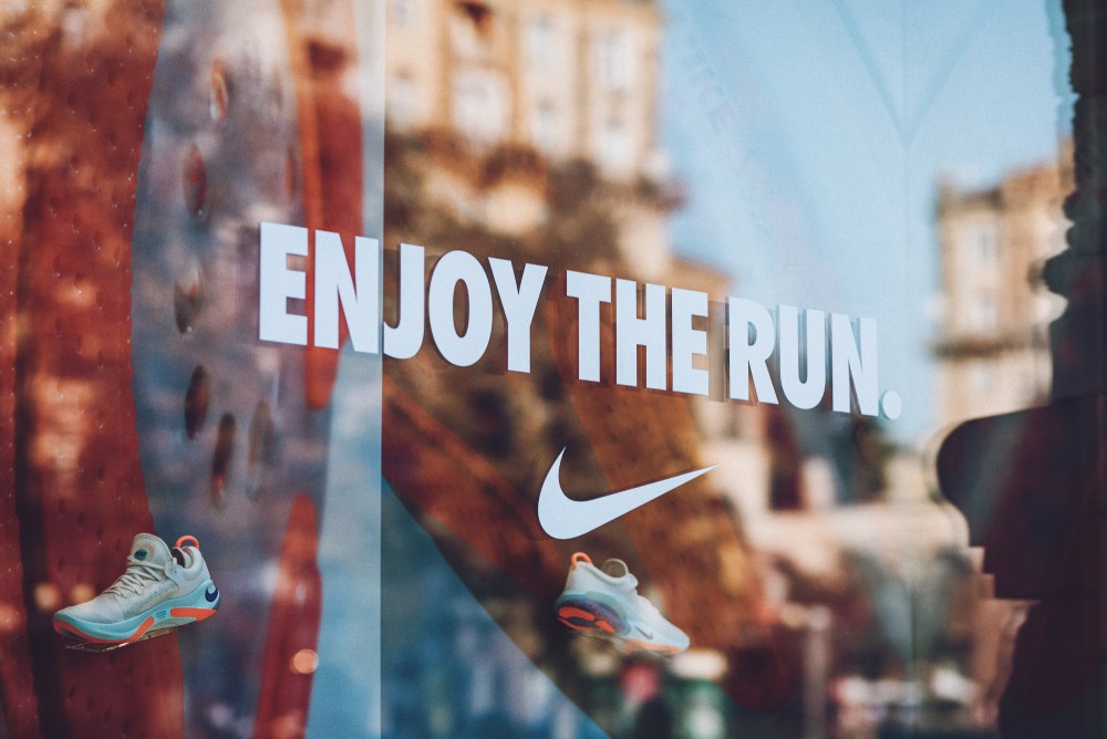 Vetrofania con claim di campagna Nike: Enjoy the run