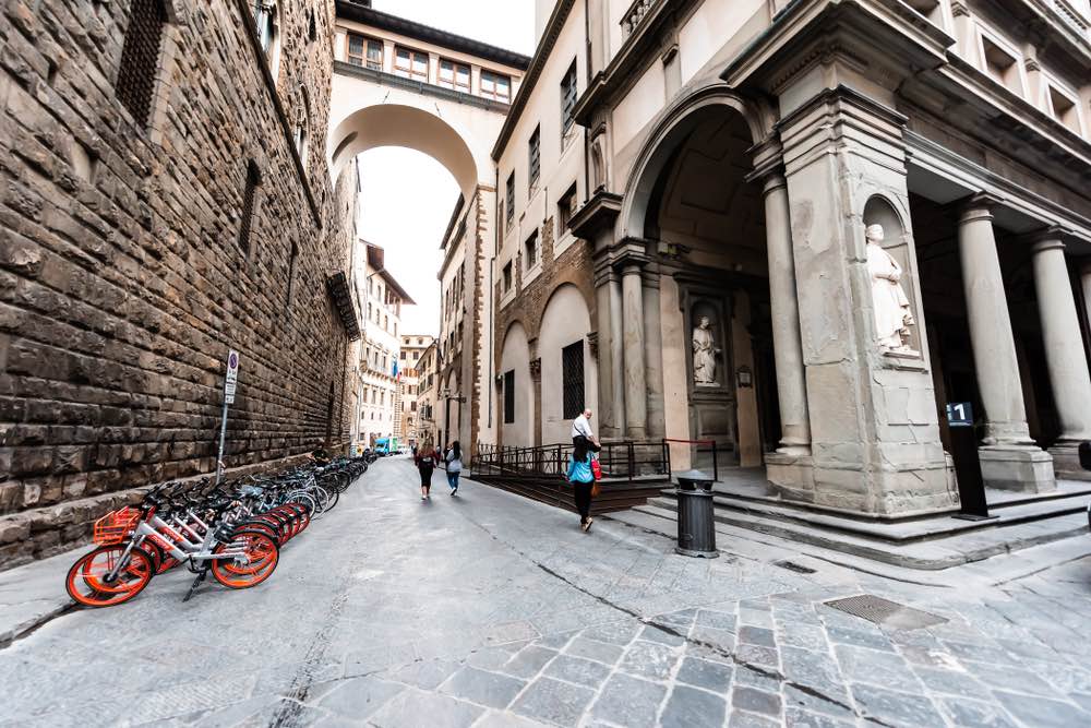 Biciclette a noleggio a Firenze tra Uffizi e Palazzo Vecchio