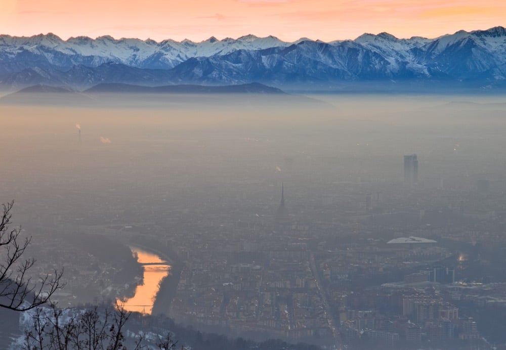 Torino ricoperta da una coltre di nebbia e smog in una giornata limpida di inverno