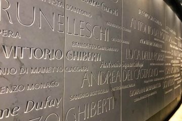 Parete con in nomi dei più grandi artisti del Rinascimento all'entrata dell'Opera del Duomo di Firenze