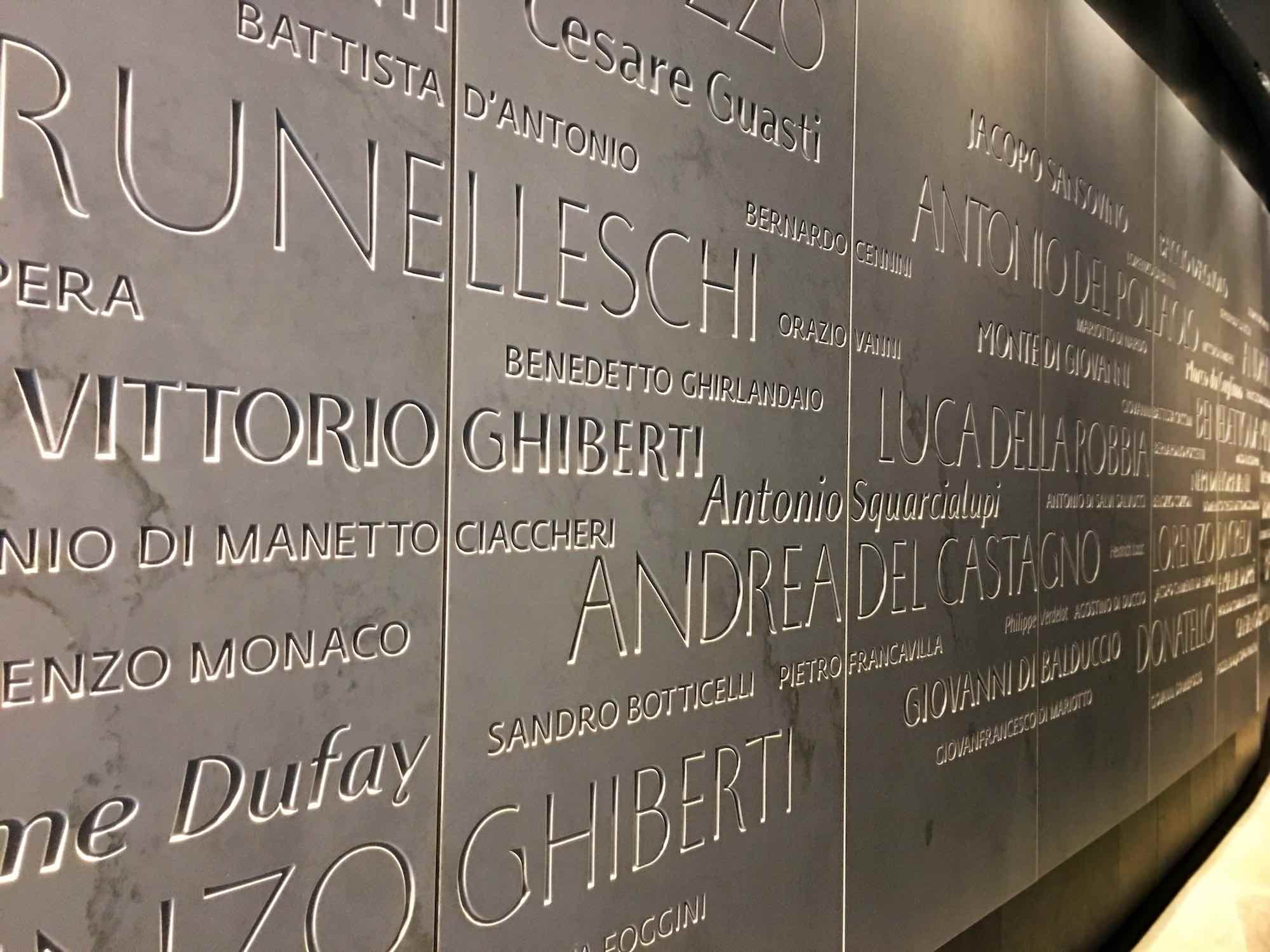 Parete con in nomi dei più grandi artisti del Rinascimento all'entrata dell'Opera del Duomo di Firenze
