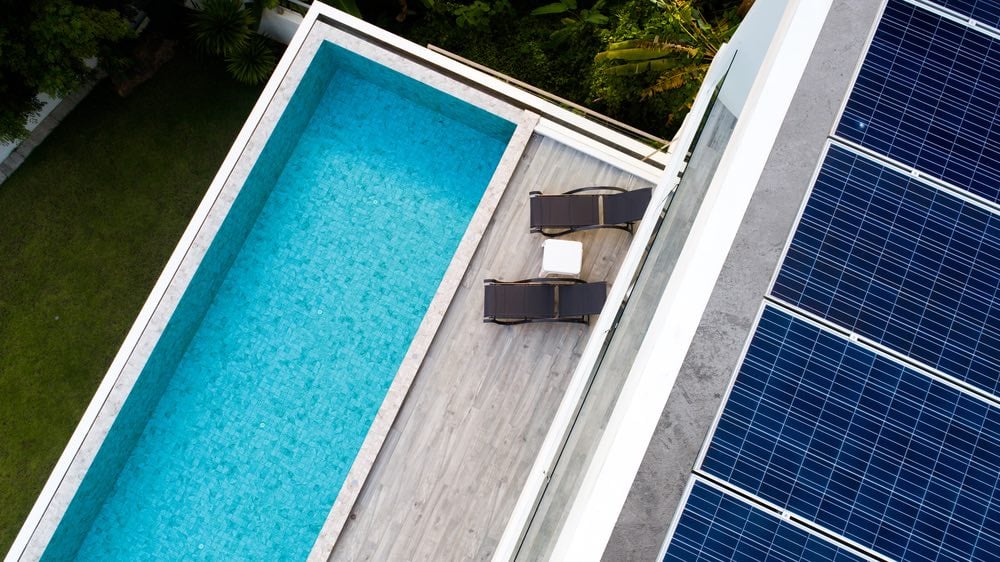 Pannelli solari sul tetto di un hotel con piscina