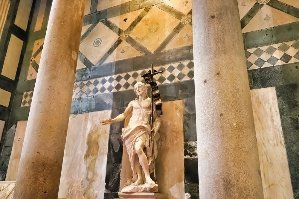 Statua di San Giovanni Battista all'interno del Battistero di Firenze