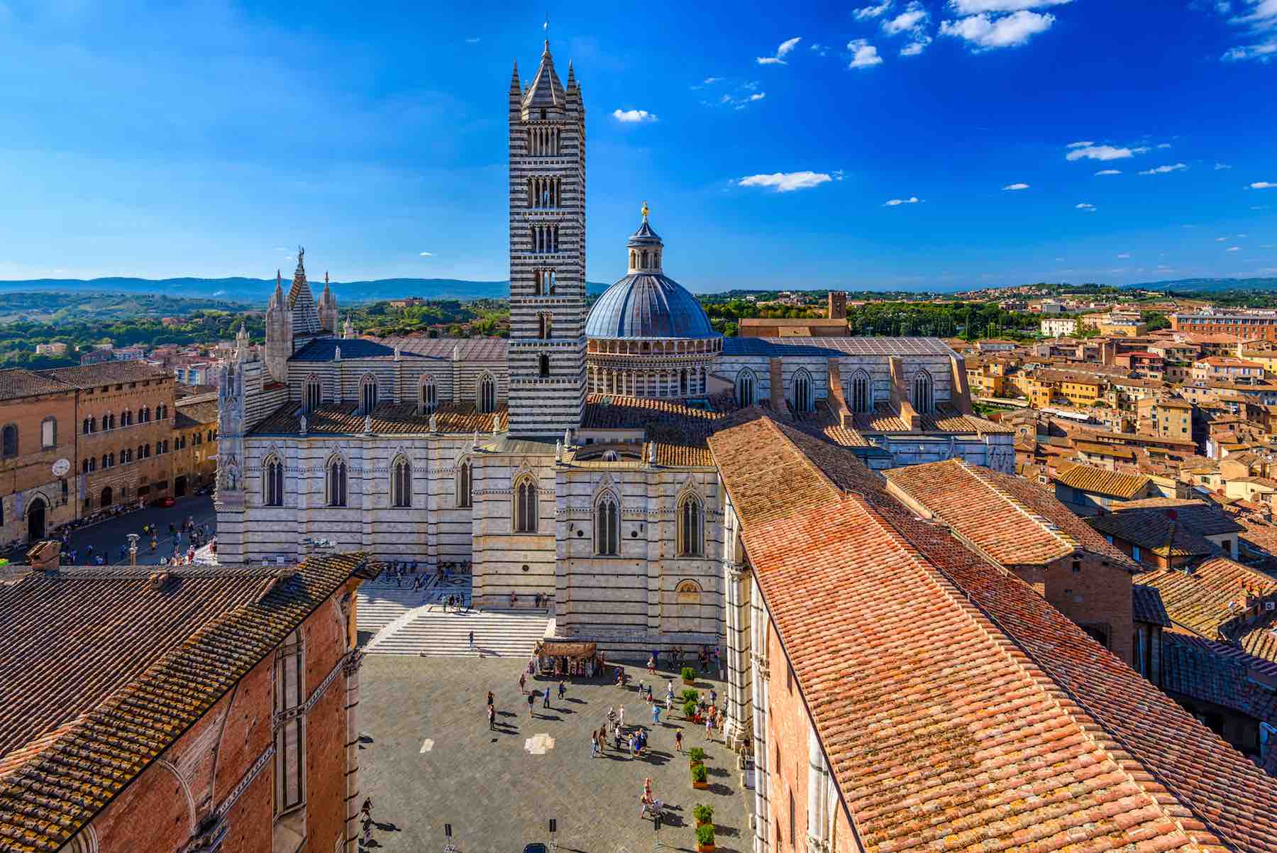 Vista dall'alto della Cattedrale di Siena in una giornata di sole