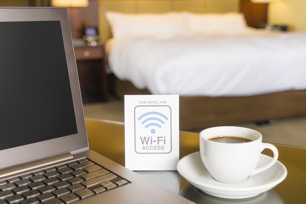 Stanza d'albergo con accesso al wifi, e tazza di caffè di benvenuto