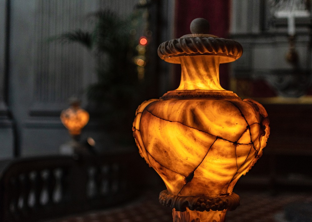 Antico vaso di alabastro illuminato dall'interno