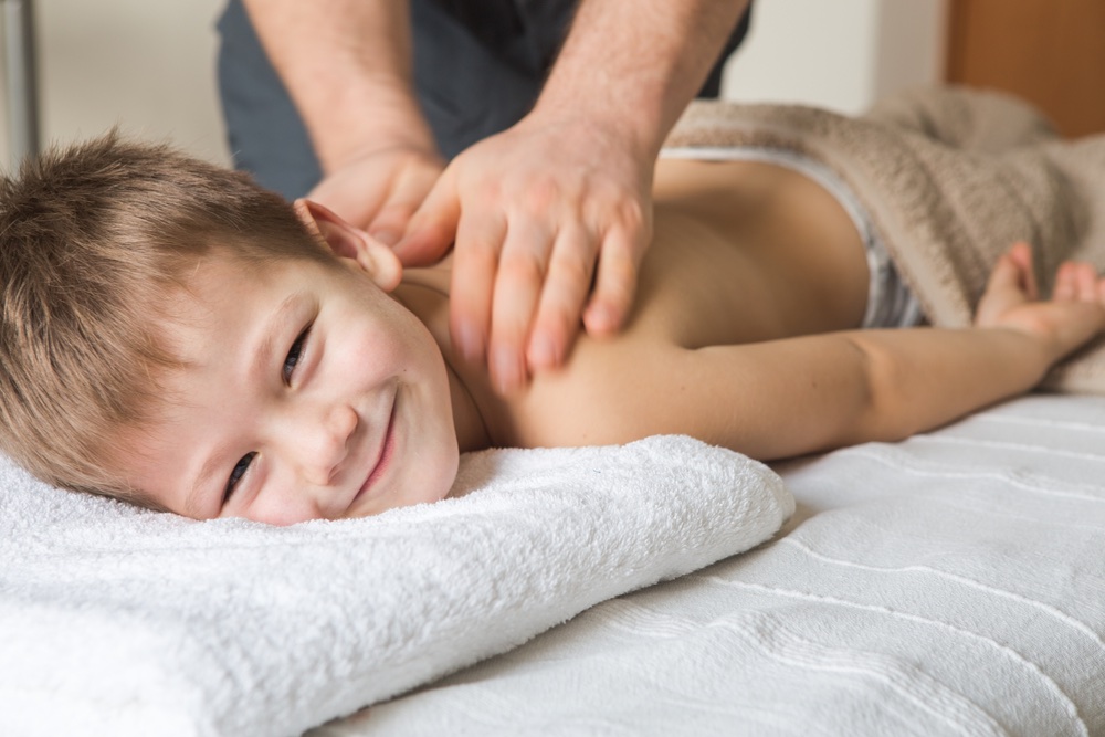 Massaggio a bambino alle terme in Toscana