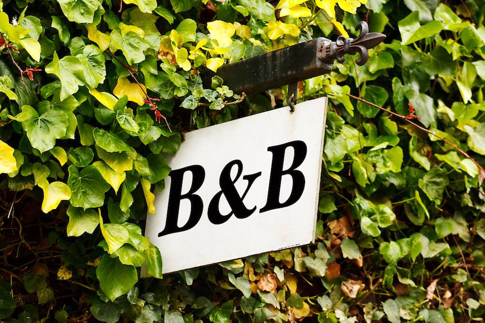 Tradizionale cartello che indica la presenza di un b&b