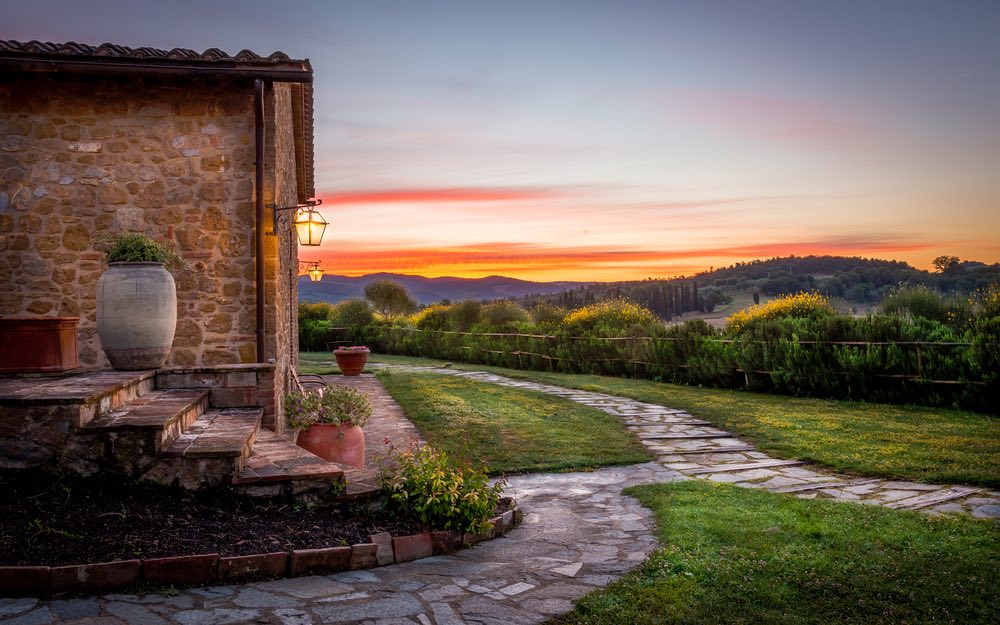 Tipica tuscan coutnry house al tramonto