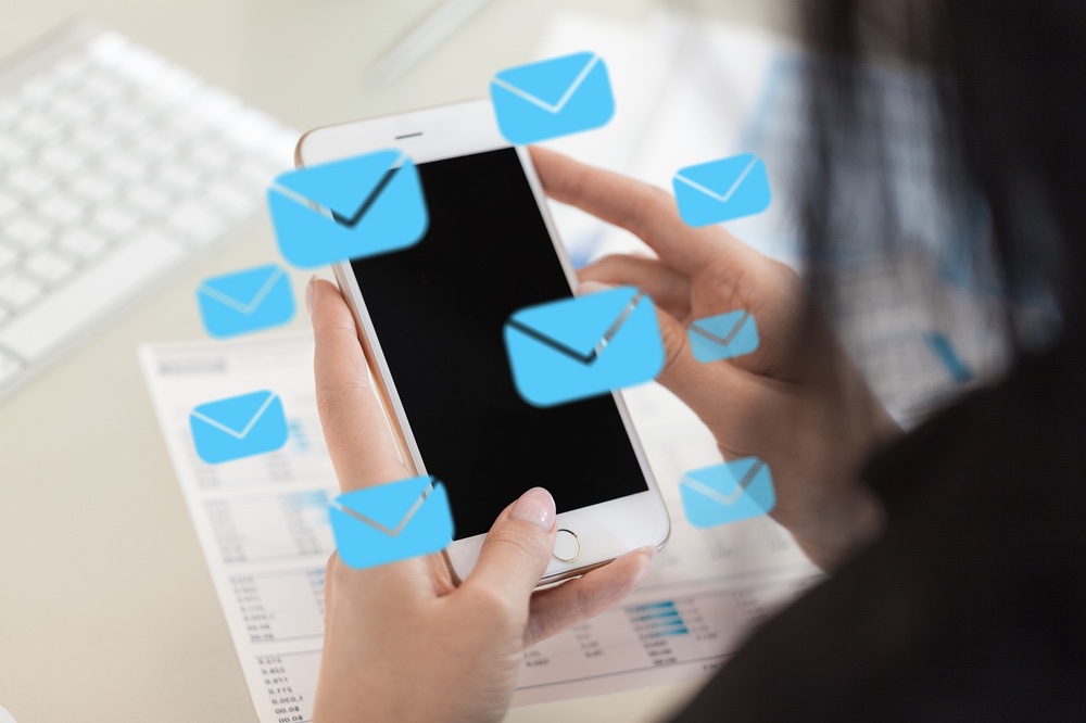 Concetto di email marketing, con mail in partenza da mobile