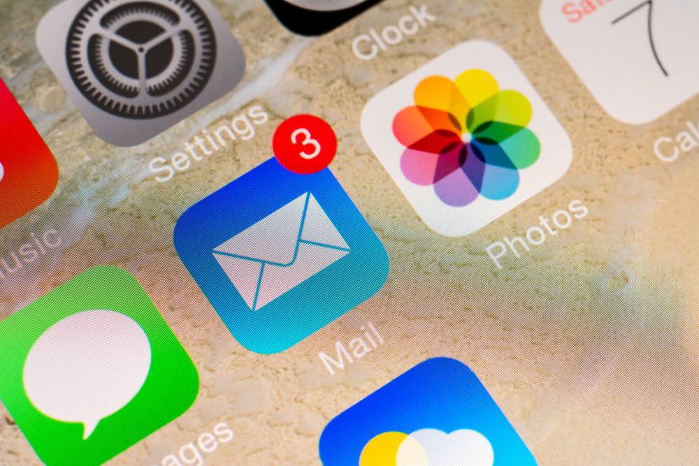 Schermo dell'iPhone con icona di Mail con 3 notifiche