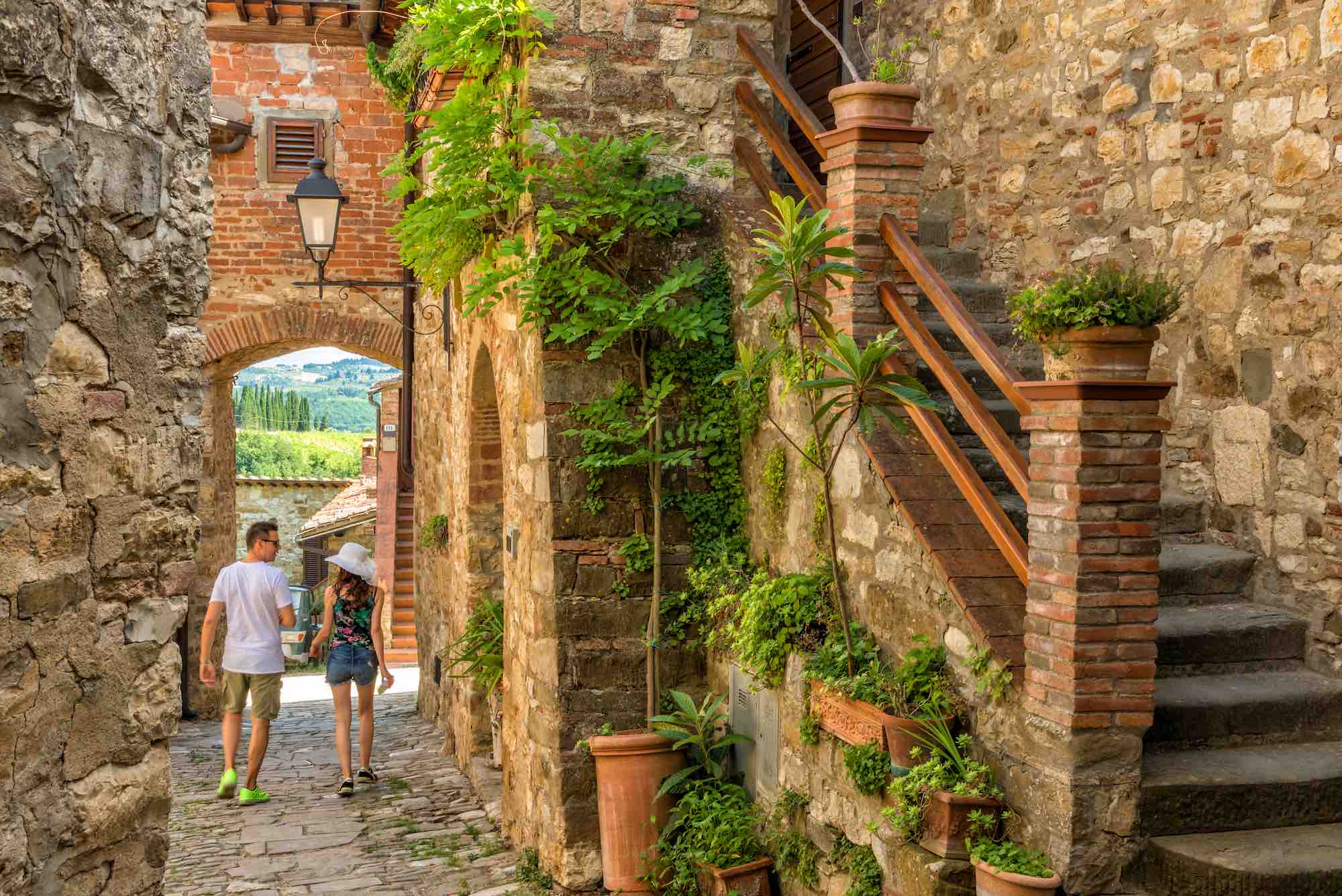Due turisti camminano per le antiche strade di Montefioralle, tra i borghi da visitare vicino a Firenze