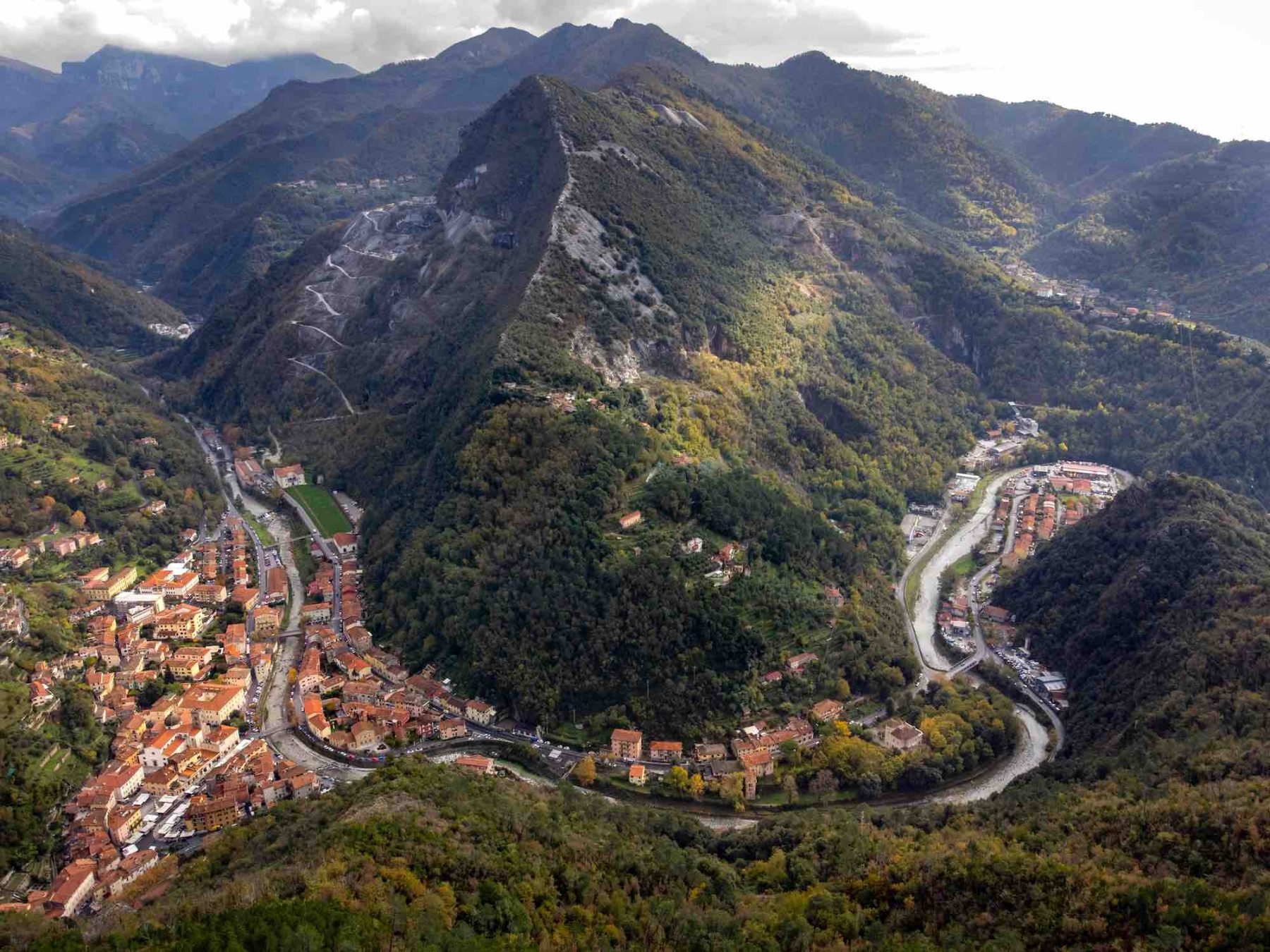 Il borgo di Seravezza sulle Alpi Apuane visto dall'alto