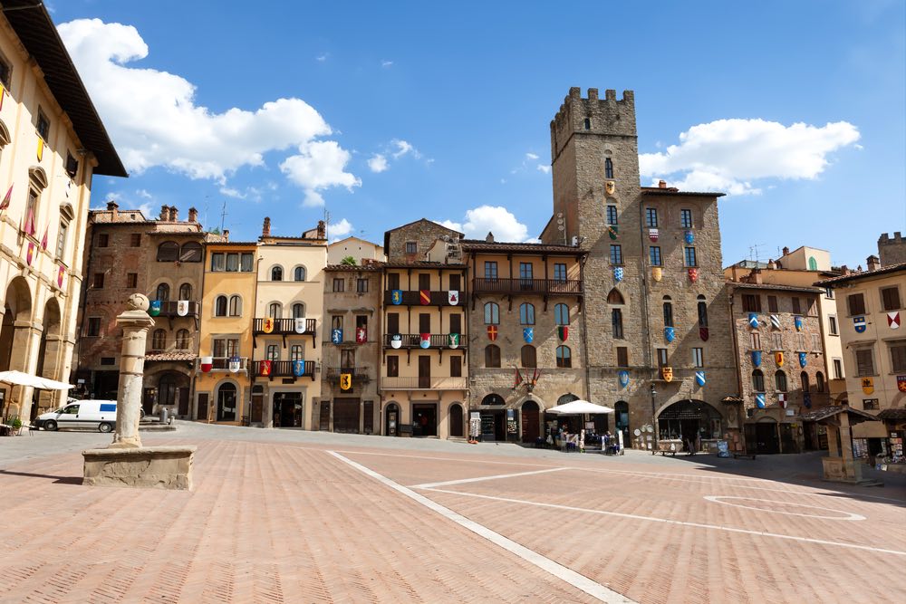 Antichi palazzi in Piazza Grande ad Arezzo, addobbati per la Giostra del Saracino