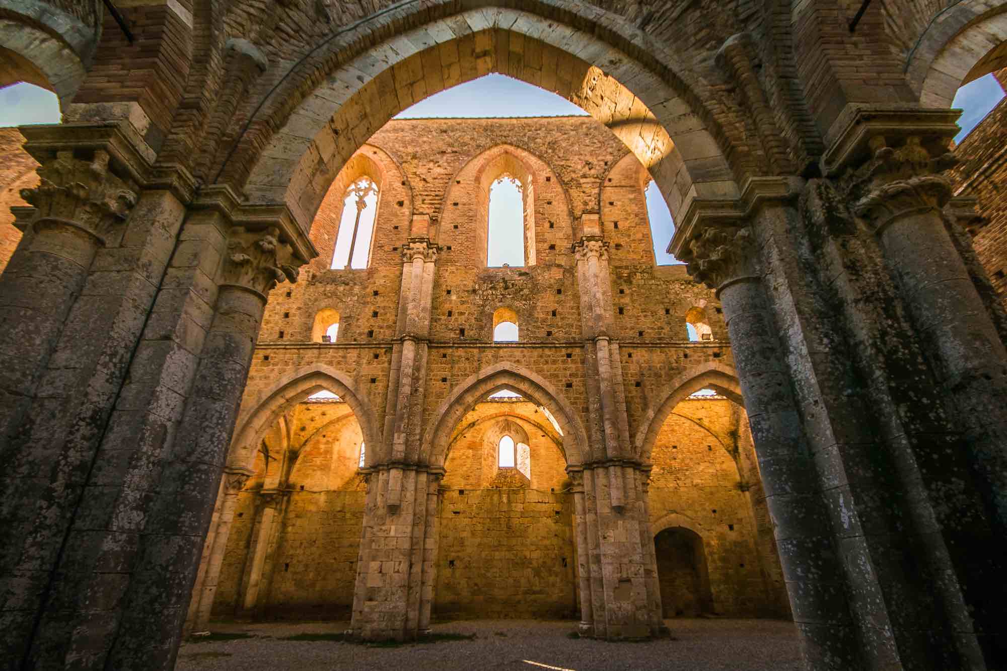 L'abbazia di San Galgano a Chiusdino in Toscana, la famosa chiesa senza tetto