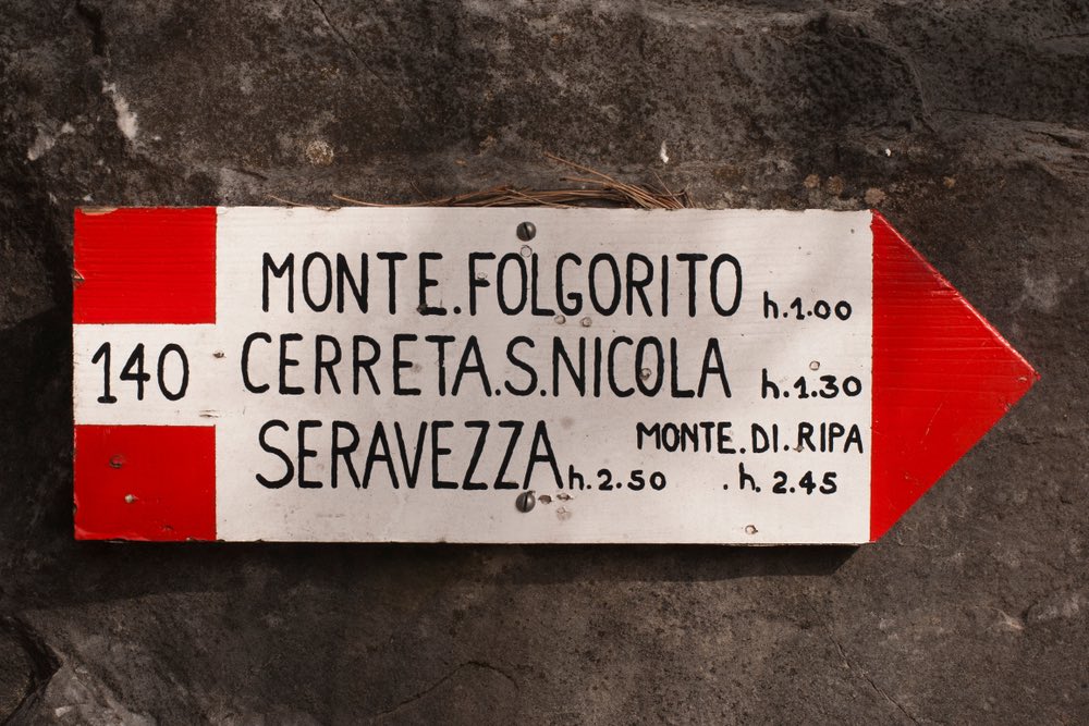 Cartello per il trekking in Garfaganana, Toscana
