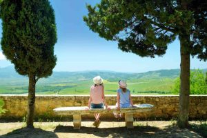 Weekend in Toscana con i bambini, due bambine sedute davanti al panorama a Pienza