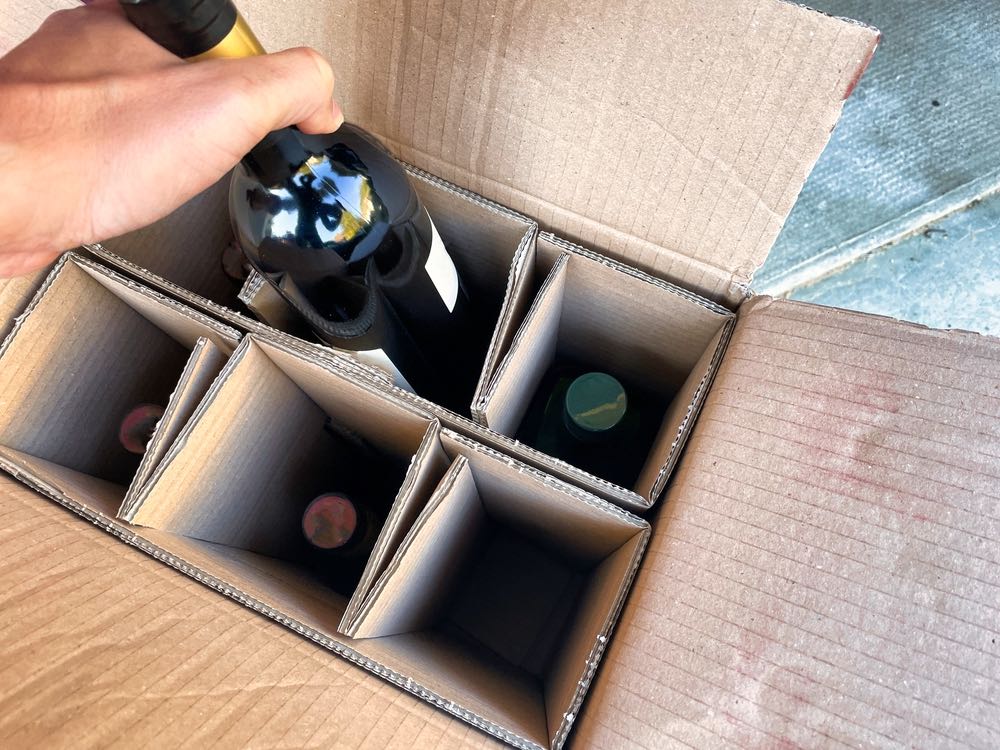 Arrivo di vino a domicilio in scatola di cartone dopo acquisto online
