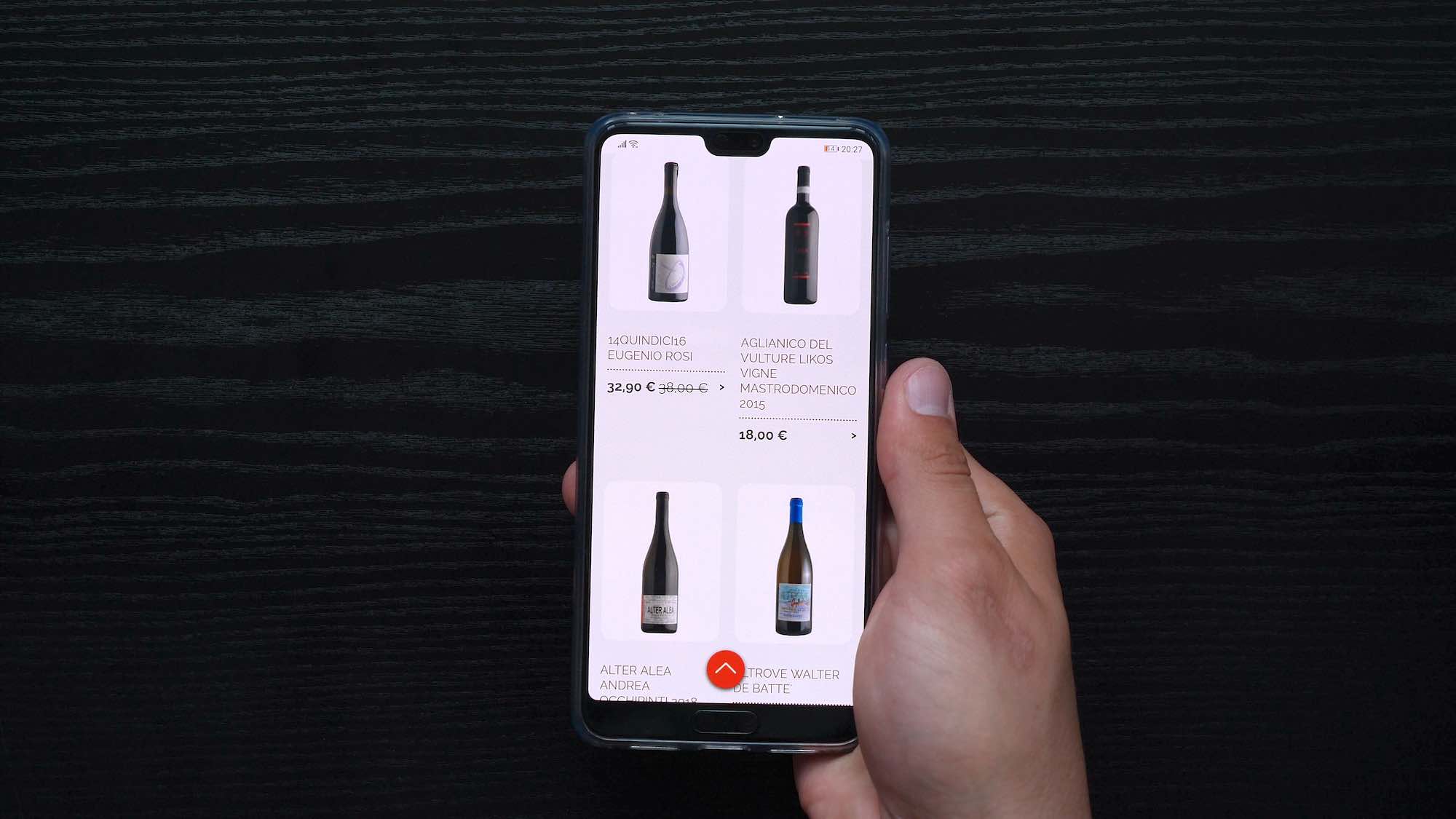 Schermata mobile con navigazione di e-commerce di vino italiano
