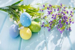 Uova di Pasqua e fiori su un tavolo per il pranzo tipico