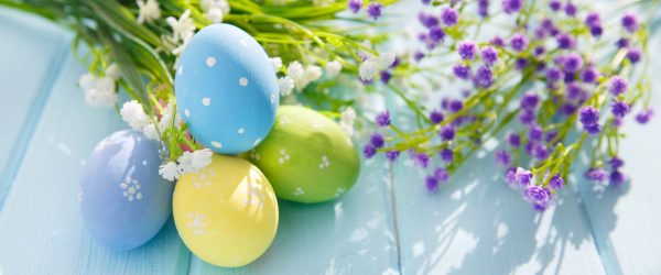 Uova di Pasqua e fiori su un tavolo per il pranzo tipico