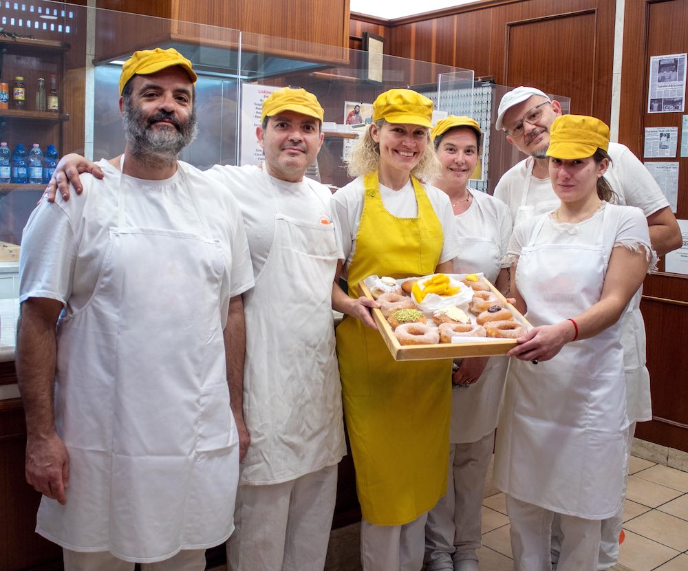 La squadra de Il Frataio, antica friggitoria nel cuore di Livorno dove mangiare i frati