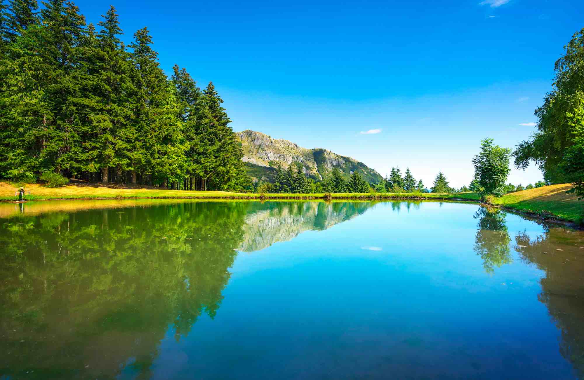 Lago montano all'interno del Parco dell'Orecchiella in Toscana, in Alta Garfagnana