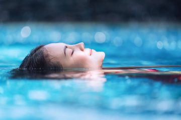 Giovane ragazza si gode il relax in una piscina termale in Toscana