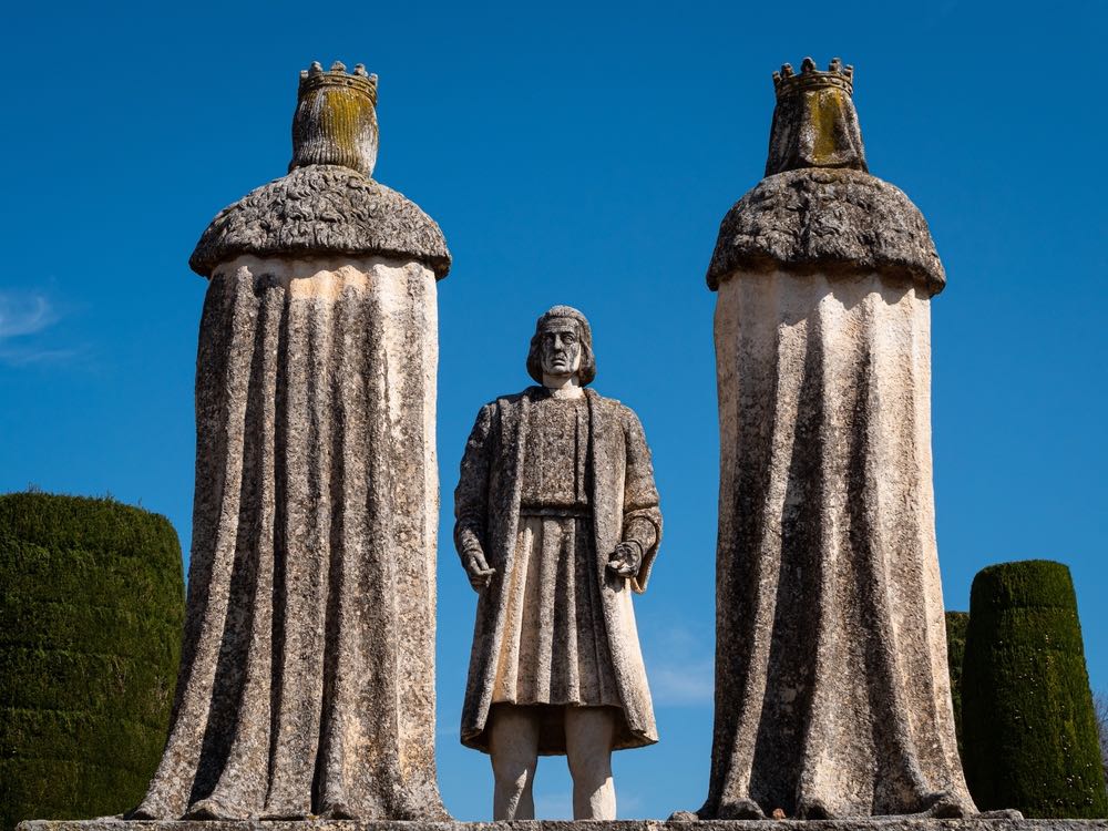 Statua di Colombo di fronte ai regnanti di Spagna a Cordoba