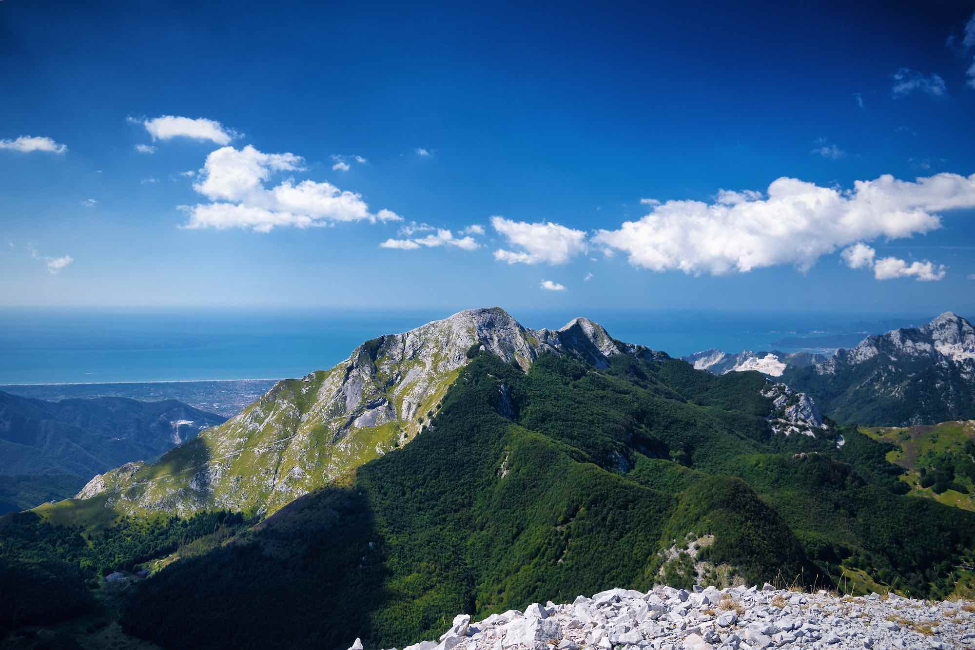 Vista del mare e della costa toscana dalle Alpi Apuane