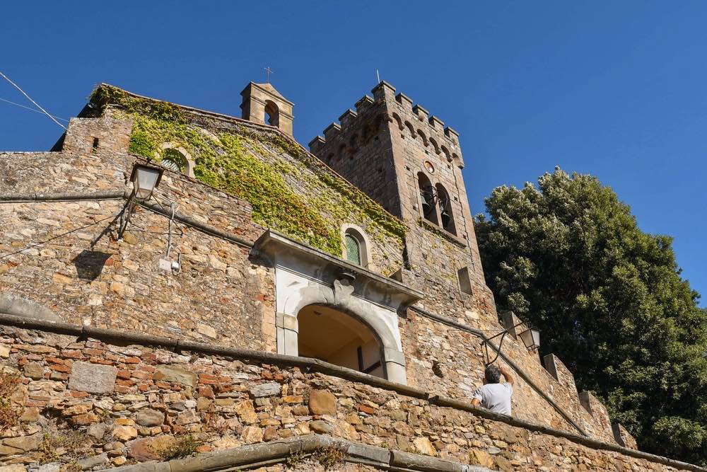 Vista sulla chiesa di San Lorenzo nel Castello della Gherardesca a Castagneto Carducci