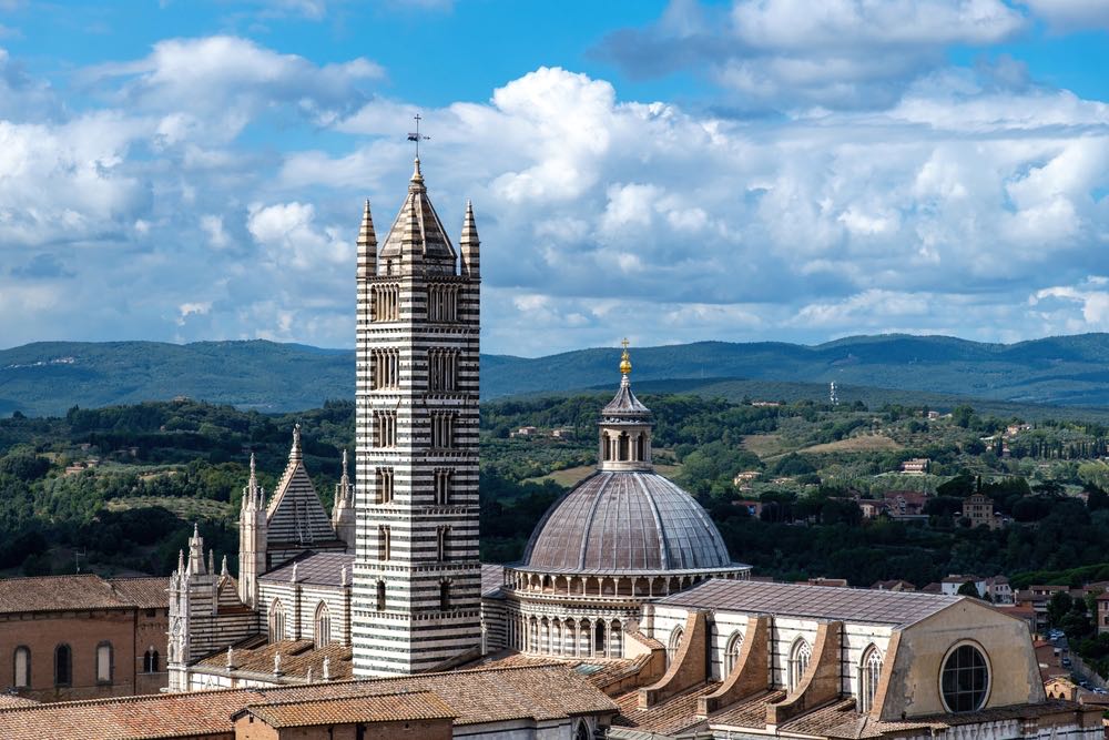 Il Duomo di Siena ripreso da dietro con le colline in lontananza