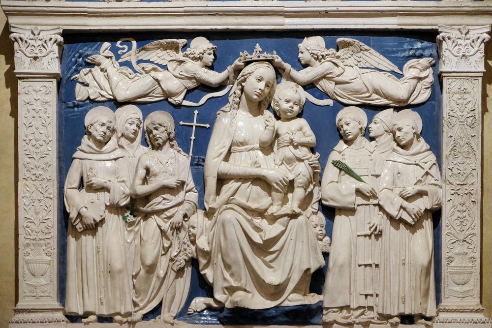 Annunciazione di Luca della Robbia in terracotta invetriata nella Cappella Medici in Santa Croce a Firenze