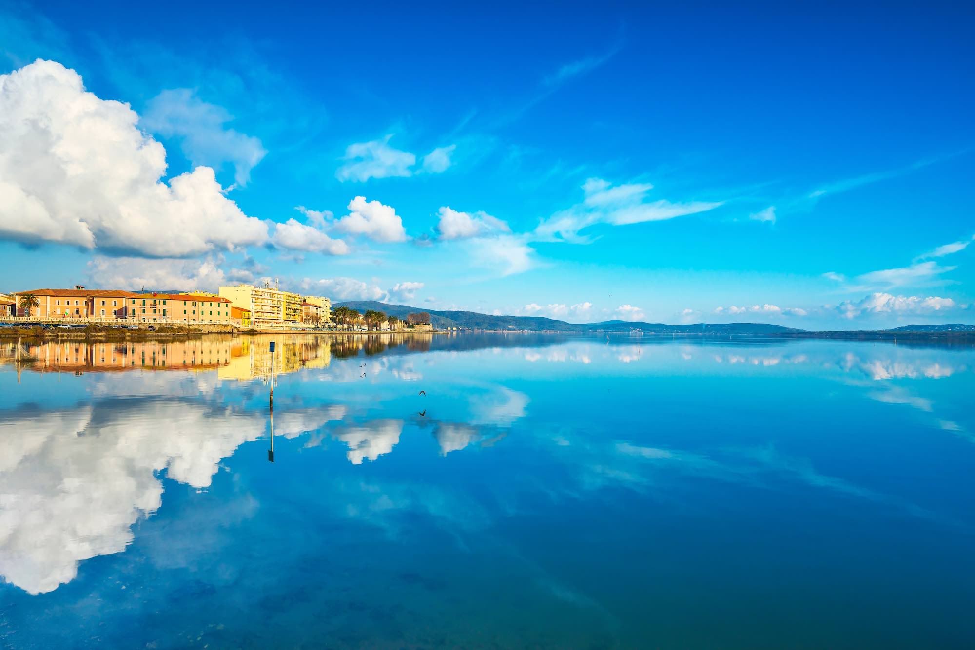 Il borgo toscano di Orbetello all'Argentario che si riflette sull'omonima laguna che lo circonda