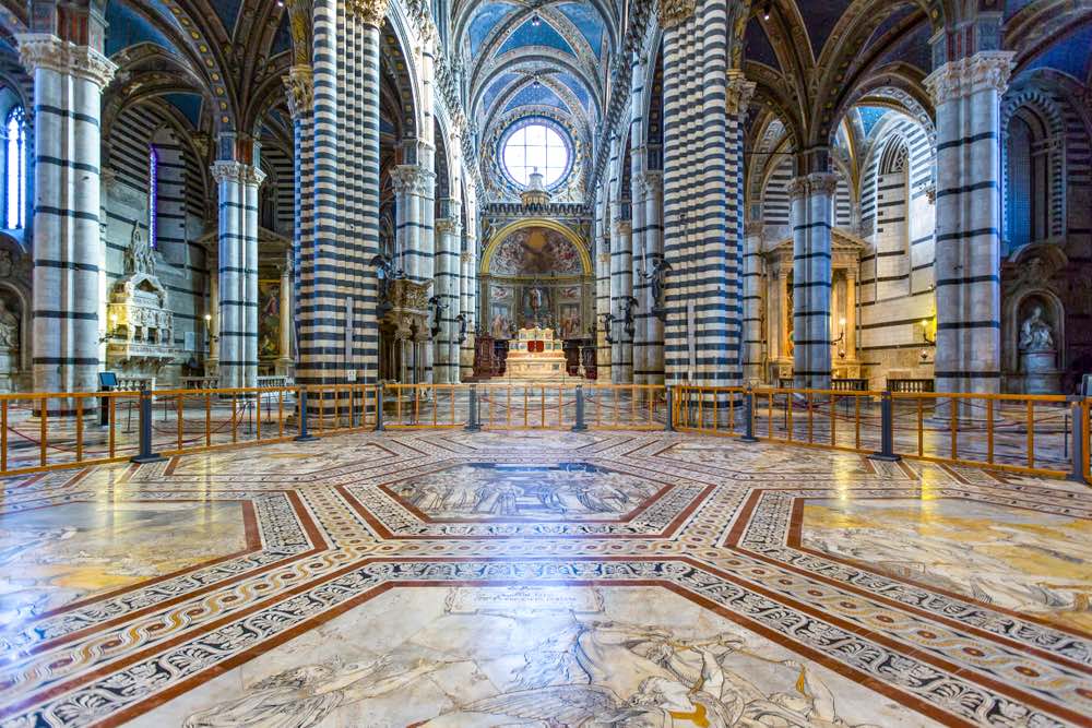 Pavimento e altare del Duomo di Siena