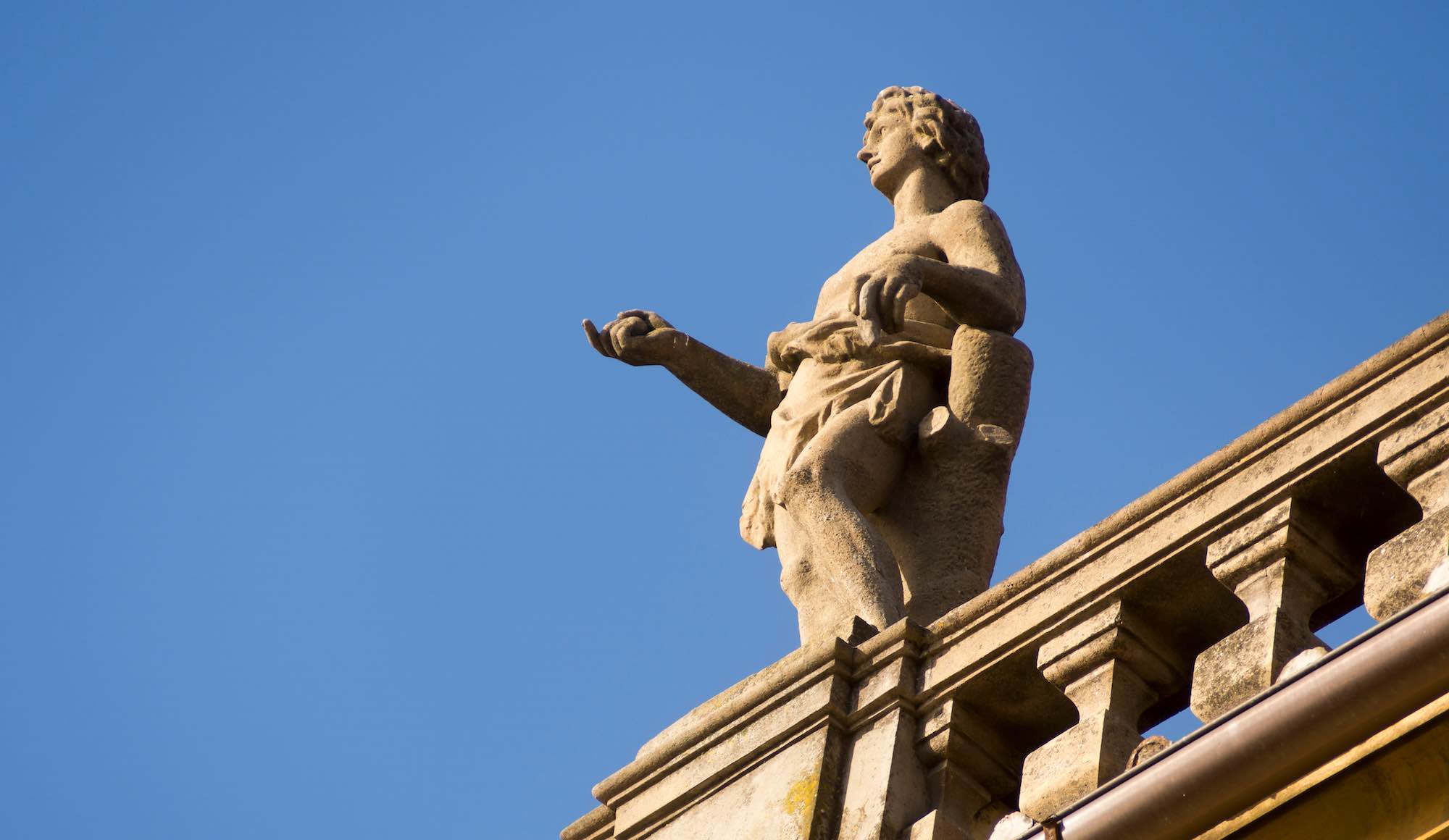 Statua sopra palazzo Corsini, una delle dimore storiche toscane da visitare