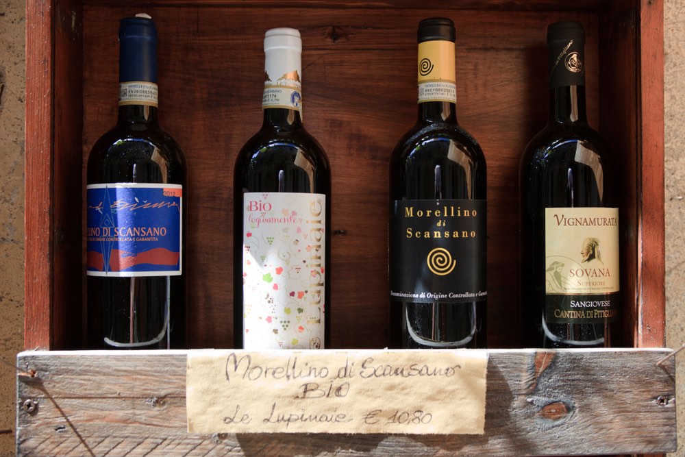 Bottiglie di vini della Maremma esposti in un'enoteca a Pitigliano