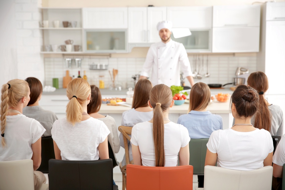 Chef tiene una lezione di cucina in una scuola